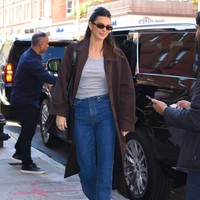 Jika ingin tampil stylish secara instan tapi tetap mengutamakan kenyamanan, Kendall Jenner akan memakai jas atau blazer sebagai baju luaran. Foto: Getty Images