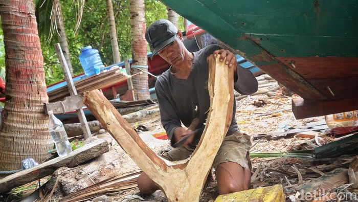 Kancil memeriksa bagian kapal nelayan atau disebut pompong di Pulau Keramut, Kabupaten Kepulauan Anambas, Kepulauan Riau, Kamis (4/8/2022).
