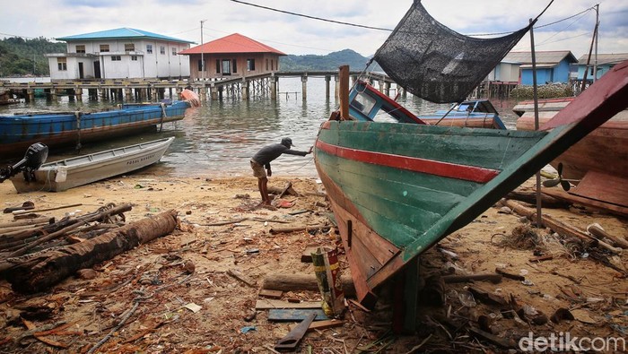 Kancil memeriksa bagian kapal nelayan atau disebut pompong di Pulau Keramut, Kabupaten Kepulauan Anambas, Kepulauan Riau, Kamis (4/8/2022).