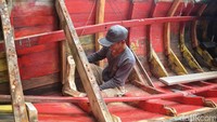 Kancil jeli memperbaiki lambung kapal yang rusak termakan usia. Hasil kerja Kancil banyak disukai oleh masyarakat nelayan. Mereka tak terbebani meski Kancil tidak bisa berbicara dan mendengar.