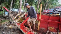 Diketahui, Kancil saat ini tinggal sendiri di rumahnya. Sebelum menjadi tukang memperbaiki perahu nelayan dia kerap memancing untuk mengisi hari-harinya. Kini, ia bersama Muslim menjadi andalan masyarakat dalam menggerakan ekonomi kerakyatan di Pulau Keramut melalui bengkel perahu nelayan.