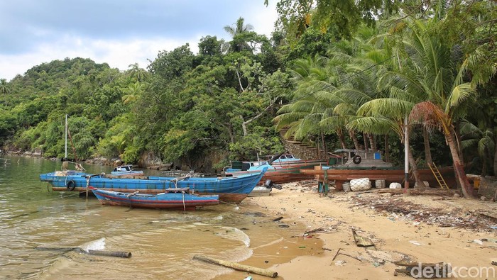 Kancil memeriksa bagian kapal nelayan atau disebut pompong di Pulau Keramut, Kabupaten Kepulauan Anambas, Kepulauan Riau, Kamis (4/8/2022).