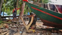 Kancil sedang bekerja di bengkel perahu nelayan. Muslim, salah satu teman Kancil di bengkel perahu nelayan mengaku sering mengajak Kancil untuk memperbaiki perahu nelayan. Alasannya, hasil kerja Kancil dalam memperbaiki perahu nelayan sangat rapi sehingga bisa diandalkan.