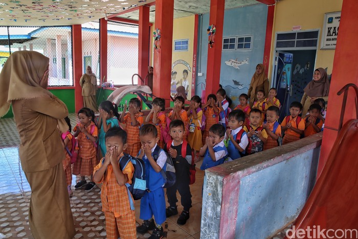 Lidyawati bersama guru lainnya mengajar anak-anak di Paud Kasih Bunda di Desa Batu Belah, Kabupaten Kepulauan Anambas, Kepulauan Riau, Senin (1/8/2022).
