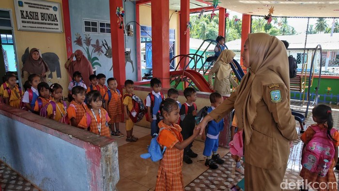 Lidyawati bersama guru lainnya mengajar anak-anak di Paud Kasih Bunda di Desa Batu Belah, Kabupaten Kepulauan Anambas, Kepulauan Riau, Senin (1/8/2022).