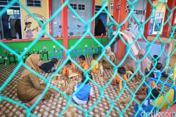 Lidyawati bersama guru lainnya mengajar anak-anak di Paud Kasih Bunda di Desa Batu Belah, Kabupaten Kepulauan Anambas, Kepulauan Riau, Senin (1/8/2022).