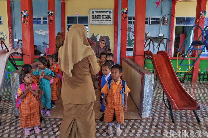 Lidyawati bersama guru lainnya mengajar anak-anak di Paud Kasih Bunda di Desa Batu Belah, Kabupaten Kepulauan Anambas, Kepulauan Riau, Senin (1/8/2022).