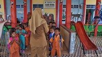 Meski berstatus pegawai tidak tetap (PTT), ia bersama guru lainnya tetap sepenuh hati dalam mengajar kurang lebih 31 anak yang terdiri dari 16 orang TK A dan 15 orang TK B.