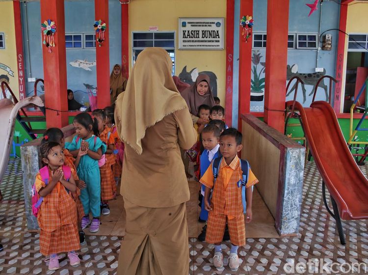 Tantangan Guru Paud Ajar Anak-anak di Pulau Terluar
