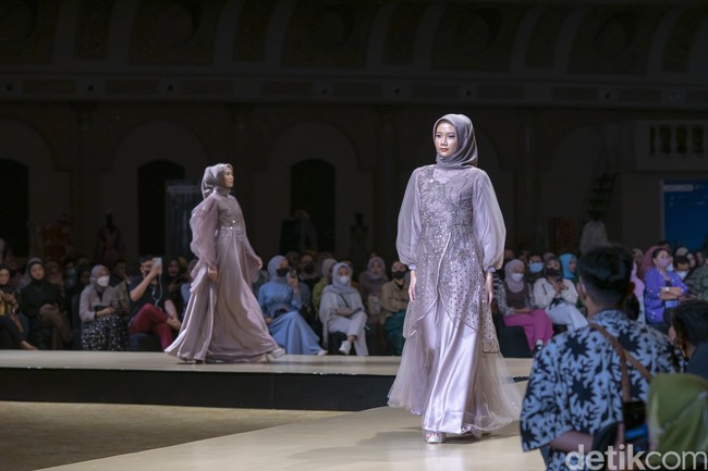 Brand hijab, Alfi Zahra Hijab yang berada di Semarang dan Kendal, Jawa Tengah ini menghadirkan koleksi dengan bahan satin silk. Koleksi kali ini sesuai degan ciri khasnya yang serba pastel dan feminin.  Foto: Ajiwara Photography.
