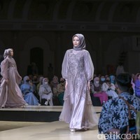 Brand hijab, Alfi Zahra Hijab yang berada di Semarang dan Kendal, Jawa Tengah ini menghadirkan koleksi dengan bahan satin silk. Koleksi kali ini sesuai degan ciri khasnya yang serba pastel dan feminin.  Foto: Ajiwara Photography.