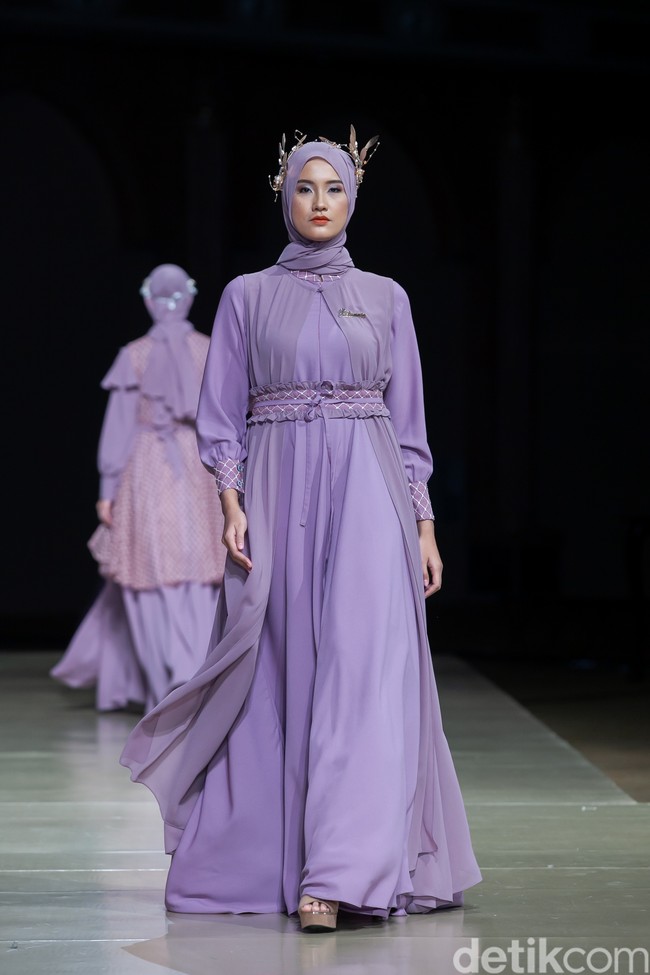 Pada gelaran Jogja Fashion Week 2022 di Kamala Grand Ballroom Sleman City Hall, Yogyakarta, sederet busana muslim dan hijab ditampilkan desainer lokal. Mulai dari koleksi dari Artia Busana, Davecca by Novia Kurnia, Phytabe instyle, Mozbue.id dan masih banyak lagi.  Foto: Ajiwara Photography.
