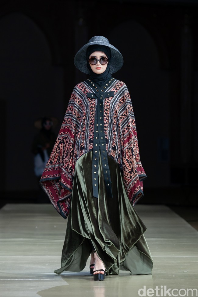 Muslimah Tanah Air biasanya menggunakan gamis, abaya, kaftan hingga dress dalam berbagai kesempatan. Berkembang pesatnya industri fashion, membuat desain busana muslim semakin kekinian mengikuti tren sehingga membuat muslimah muda tetap stylish. Foto: Ajiwara Photography.