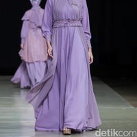 Pada gelaran Jogja Fashion Week 2022 di Kamala Grand Ballroom Sleman City Hall, Yogyakarta, sederet busana muslim dan hijab ditampilkan desainer lokal. Mulai dari koleksi dari Artia Busana, Davecca by Novia Kurnia, Phytabe instyle, Mozbue.id dan masih banyak lagi.  Foto: Ajiwara Photography.