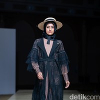 Brand Muslim Wear Deluxe by Khansa Maaziah Ramdhani menhadirkan busana muslim yan dirancang untuk para hijabers muda hingga dewasa di Jogja Fashion Week 2022. Konsep fashion Muslim Wear Deuxe kali ini, terinspirasi dari salah satu wisata budaya di Jawa Tengah, Candi Borobudur. Dalam koleksi ini digunakan batik dan lurik sebagai ciri khas Jawa Tengah. Terdapat juga siluet setelan kebaya modern, long coat, blouse, skirt, dan pants, dengan aksen draperi dan payet. Foto: Ajiwara Photography.