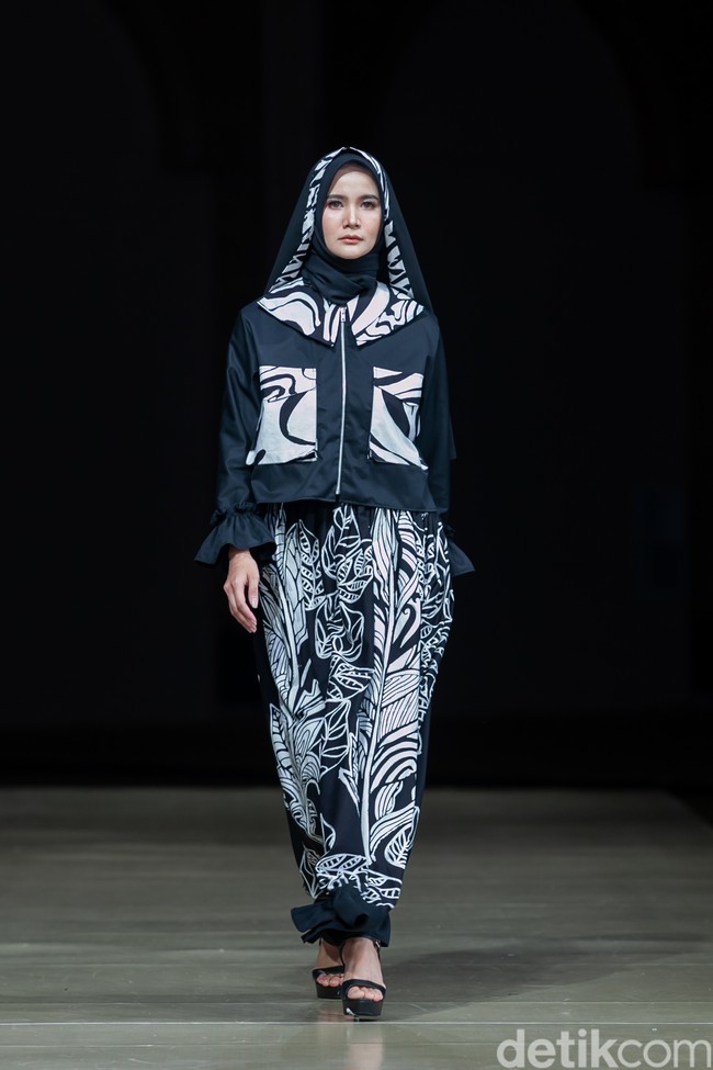 Desainer yang menampilakn koleksi busana muslim ada Anjani by Sabila, yang membuat baju muslim formal maupun non formal. Anjani by Sabila mengangkat tema Muslim Casual, menggunakan bahan dior silk, ceruty, dan katun twill tebal. Foto: Ajiwara Photography.