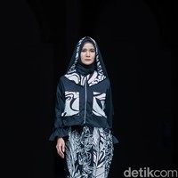 Desainer yang menampilakn koleksi busana muslim ada Anjani by Sabila, yang membuat baju muslim formal maupun non formal. Anjani by Sabila mengangkat tema Muslim Casual, menggunakan bahan dior silk, ceruty, dan katun twill tebal. Foto: Ajiwara Photography.