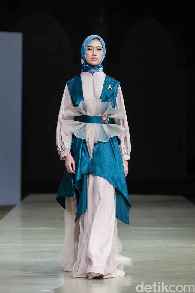 Selanjutnya dari Swarna by Tasha Abdat yan menghadirkan kain Songket Rembong dalam koleksi busana buslimnya. Koleksinya terdiri dari gaun mermaid, celana kulot, dress pinguin, dress cape, kemeja, dan rok. Mengangkat tema Labuan Bajo, koleksi Swarna menggunakan kain organza, satin, tulle dan aplikasi payet dan Swarovski. Foto: Ajiwara Photography.