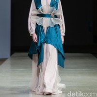 Selanjutnya dari Swarna by Tasha Abdat yan menghadirkan kain Songket Rembong dalam koleksi busana buslimnya. Koleksinya terdiri dari gaun mermaid, celana kulot, dress pinguin, dress cape, kemeja, dan rok. Mengangkat tema Labuan Bajo, koleksi Swarna menggunakan kain organza, satin, tulle dan aplikasi payet dan Swarovski. Foto: Ajiwara Photography.