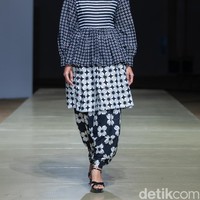 Berikutnya ada Mazyaa by Umi Istia’anah yang berasal dari Pekanbaru, Riau. Tampil di Jogja Fashion Week, brand lokal ini berkolaborasi dengan brand hijab dari Purworejo, Jawa Tengah, yaitu Manisa. Menampilkan karyanya yang bertema Metamorfosa, Manisa x Mazyaa menggunakan warna dasar hitam dan putih. Warna hitam mempunyai arti yang melambangkan keanggunan, kemakmuran dan kecanggihan, juga merupakan warna yang independen dan penuh misteri. Sedangkan warna putih mempunyai arti kesucian, kemurnian, kepolosan dan kelengkapan sehingga dalam ilmu psikologi warna, putih merupakan simbol dari awal yang baru. Foto: Ajiwara Photography.