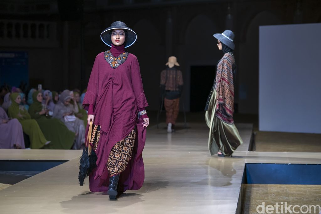 Koleksi busana muslim di Jogja Fashion Week 2022.