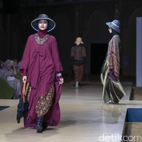 Brand Nixly.id by nikmatul Laily menghadirkan koleksi busana muslim dengan menggunakan bahan Ulos (Tenun Sumatera), batik tulis, lurik, dan bahan ramah lingkungan. Brand yan berasal dari Yogyakarta ini menyediakan busana muslim ready to wear dan pre order. Foto: Ajiwara Photography.