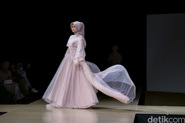 Jogja Fashion Week 2022 diikuti oleh 145 desainer dari berbagai daerah Indonesia, Riau, Jambi, Lampung, Jakarta, Bandung, Sumedang, Kebumen, Purworejo, Magelang, Kudus, Pati, Semarang, Jepara,Solo, Sragen, Yogyakarta, Surabaya, Malang, Sidoarjo, Mojokerto, Bojonegoro, Malang, Kalimatan Timur, Kalimantan selatan, dan lain-lain. Foto: Ajiwara Photography.