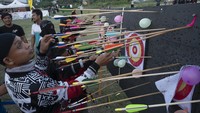 Petugas mencabut busur panah di papan sasaran. Panahan tradisional Villa Nikatopa Archery mempertandingkan enam katagori untuk mencari bibit pemanah tradisional berprestasi dan sebagai ajang seleksi ke kompetisi tingkat nasional. Adapun jarak yang diperlombakan yakni umum putra dan pemula 30 meter, putri 25 meter serta anak-anak 12 meter.
