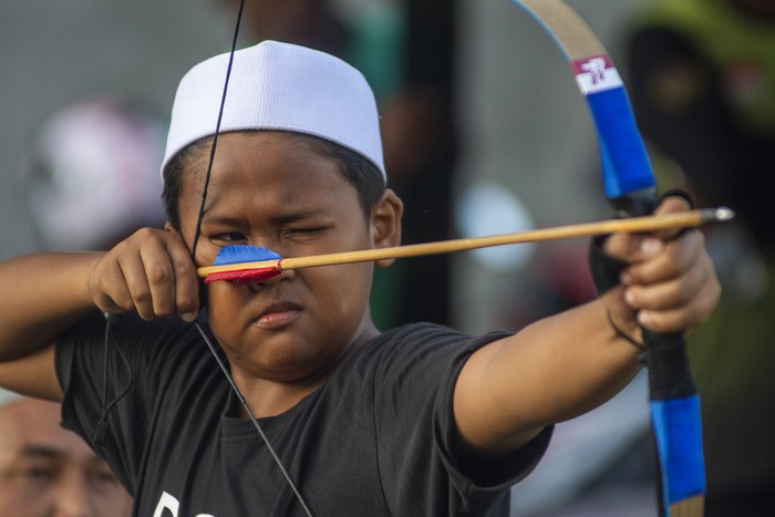 Peserta katagori Under 12 membidik sasaran pada Kompetisi Panahan Tradisional di Palu, Sulawesi Tengah, Minggu (21/8/2022). Kompetisi panahan tradisional yang digelar oleh Villa Nikatopa Archery tersebut diikuti lebih dari 200 atlet dari berbagai daerah dan mempertandingkan enam katagori untuk mencari bibit pemanah tradisional berprestasi dan sebagai ajang seleksi ke kompetisi tingkat nasional. ANTARA FOTO/Basri Marzuki/YU
