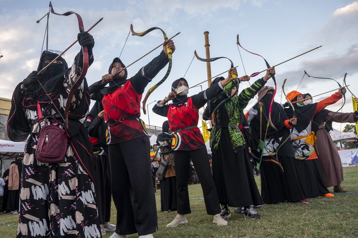 KOMPETISI PANAHAN TRADISIONAL Peserta katagori Under 12 membidik sasaran pada Kompetisi Panahan Tradisional di Palu, Sulawesi Tengah, Minggu (21/8/2022). Kompetisi panahan tradisional yang digelar oleh Villa Nikatopa Archery tersebut diikuti lebih dari 200 atlet dari berbagai daerah dan mempertandingkan enam katagori untuk mencari bibit pemanah tradisional berprestasi dan sebagai ajang seleksi ke kompetisi tingkat nasional. ANTARA FOTO/Basri Marzuki/YU