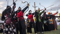 Sejumlah peserta membidik sasaran pada Kompetisi Panahan Tradisional katagori Umum Putri di Palu, Sulawesi Tengah, Minggu (21/8/2022). Kompetisi panahan tradisional ini digelar oleh Villa Nikatopa Archery yang diikuti lebih dari 200 atlet dari berbagai daerah.