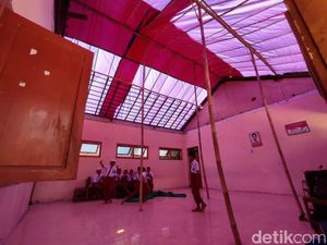 Atap SDN di Ponorogo Roboh-Diganti Terpal, Siswa: Nggak Nyaman, Panas!