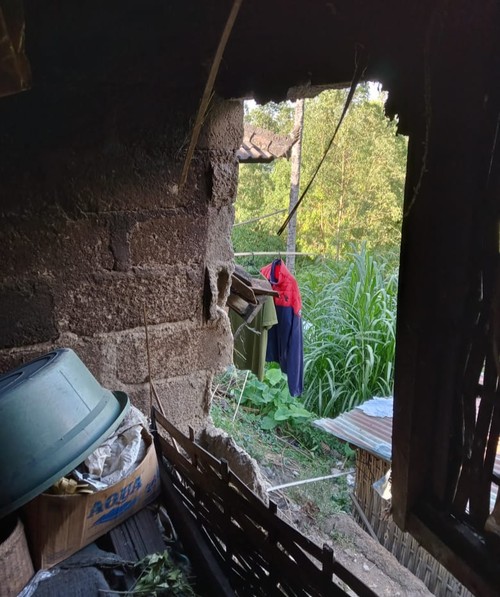 Kondisi tembok rumah warga Desa Ban yang jebol akibat gempa bumi M 5,8, Senin (22/8/2022).