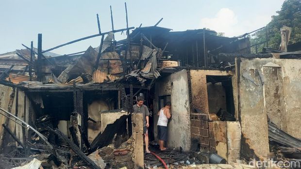 Korban kebakaran Simprug menewaskan seorang warga dan berdampak pada sejumlah masyarakat. Kebakaran di Simprug, Jakarta Selatan terjadi pada Minggu (21/8/2022).