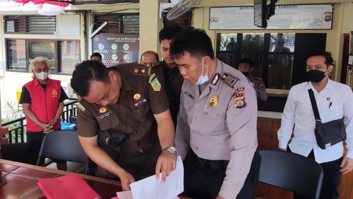 Proses pelimpahan tersangka dan barang bukti kasus tindak pidana korupsi LPD Desa Adat Ungasan, Kecamatan Kuta Selatan, Badung, di Kejari Badung