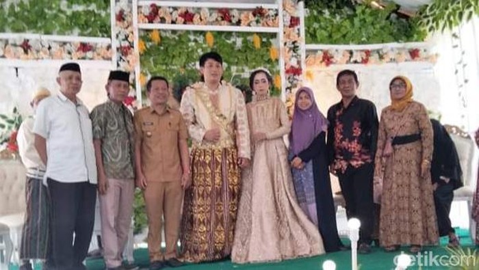 Seorang wanita di Kabupaten Enrekang, Sulawesi Selatan (Sulsel), Lilis Karmila (27) menikah dengan pria asal Korea Selatan (Korsel), Baek Kyeong Hyeon (31).