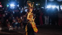 Uniknya, mereka menampilkan berbagai produk lokal khas Kalimantan Tengah.