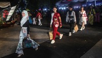 Sejumlah peserta mengikuti lomba peragaan busana bertajuk Menteng Fashion Week di Taman Yos Sudarso, Palangka Raya, Kalimantan Tengah, Minggu (21/8/2022).