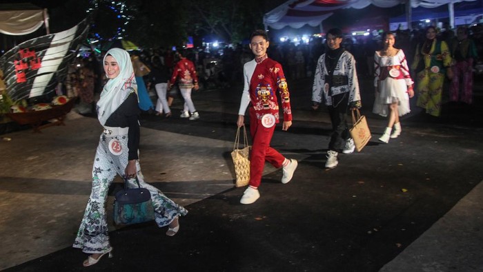 Sejumlah peserta mengikuti lomba peragaan busana bertajuk 'Menteng Fashion Week' di Taman Yos Sudarso, Palangka Raya, Kalimantan Tengah, Minggu (21/8/2022). Lomba fesyen di ruang publik yang diikuti berbagai komunitas dan agensi modeling di kota tersebut guna memberikan sarana bagi mereka dalam berkreasi khususnya bidang busana serta untuk mempromosikan produk UMKM lokal sekaligus menyemarakkan HUT ke-77 Kemerdekaan RI. ANTARA FOTO/Makna Zaezar/YU