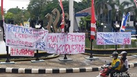 Sejumlah spanduk juga dipasang mahasiswa di depan kampus. Spanduk itu berisi kritikan ke rektor dan ketua senat yang ditangkap KPK.