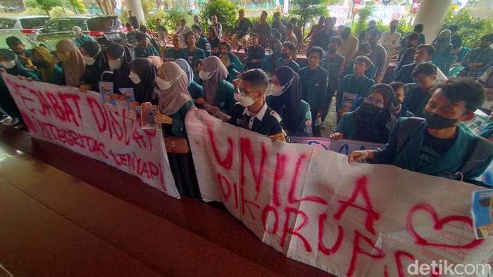 Mahasiswa demo di Kampus Unila