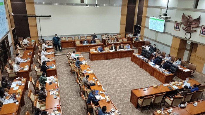 Kompolnas, Komnas HAM, hingga LPSK menghadiri rapat bersama dengan Komisi III DPR RI membahas kasus Irjen Ferdy Sambo menembak Brigadir Yosua Hutabarat atau Brigadir J. Rapat dimulai dengan interupsi dari anggota Komisi III DPR RI.