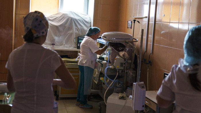 Makin Banyak Bayi Lahir Prematur Gegara Perang Ukraina Dr. Tetiana Myroshnychenko, a neonatologist at Pokrovsk Perinatal Hospital, checks on Veronika, a baby born nearly two months prematurely, in Pokrovsk, Donetsk region, eastern Ukraine, Monday, Aug. 15, 2022. In Ukraine’s war-torn eastern Donetsk region, only one hospital under government control remains equipped to care for babies born prematurely in government-held areas. Doctors say the stress caused by the war and rapidly worsening living conditions are leading to more frequent birth complications for the area's pregnant women. (AP Photo/David Goldman)