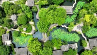 Suasana asri nan hijau ini bisa Anda rasakan jika berkunjung ke Zhuozheng Garden di Suzhou, China. Taman ini merupakan salah satu Situs Warisan Dunia UNESCO lho.
