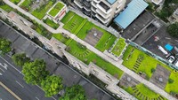 Di China, tepatnya di kawasan Chengdu terdapat sebuah taman di atas sebuah gedung yang didekorasi sedemikian rupa. Luas taman hijau ini mencapai 1.100 meter persegi lho. Foto ini diambil pada 5 Agustus 2022 lalu.