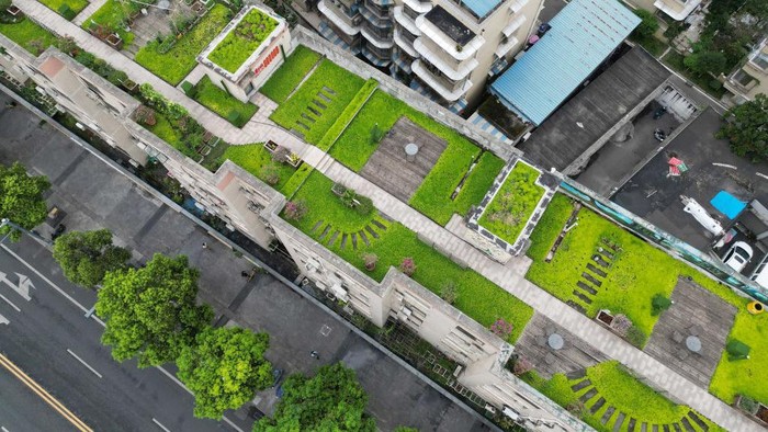 Melihat Taman-taman Paling Unik yang Bikin Hati Adem Selain menyegarkan pemandangan, dekorasi taman hijau yang unik dirasa mampu membuat suasana hati menjadi adem. Yuk, intip foto-foto taman paling unik di bawah ini.