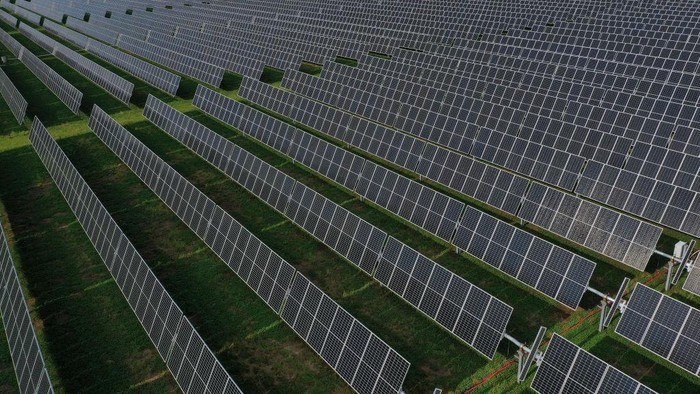 Mengintip Megahnya 'Pabrik' Listrik Ramah Lingkungan Milik Amazon Amazon berencana untuk 100% menggunakan energi baru terbarukan di 2030. Untuk itu perusahaan membangun pembangkit listrik tenaga surya (PLTS) di Disputanta, Virginia.