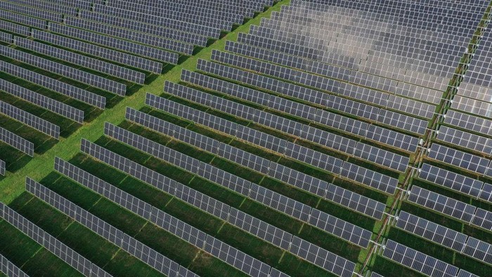 Amazon berencana untuk 100% menggunakan energi baru terbarukan di 2030. Untuk itu perusahaan membangun pembangkit listrik tenaga surya (PLTS) di Disputanta, Virginia.