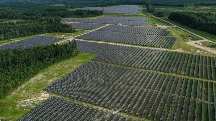 Mengintip Megahnya 'Pabrik' Listrik Ramah Lingkungan Milik Amazon Amazon berencana untuk 100% menggunakan energi baru terbarukan di 2030. Untuk itu perusahaan membangun pembangkit listrik tenaga surya (PLTS) di Disputanta, Virginia.