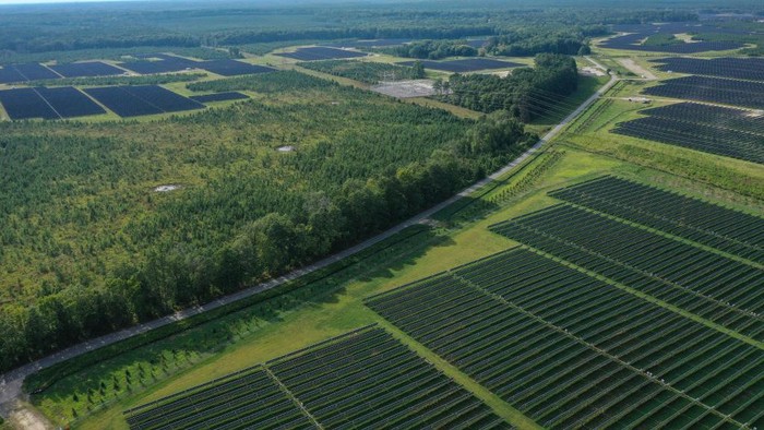 Mengintip Megahnya 'Pabrik' Listrik Ramah Lingkungan Milik Amazon Amazon berencana untuk 100% menggunakan energi baru terbarukan di 2030. Untuk itu perusahaan membangun pembangkit listrik tenaga surya (PLTS) di Disputanta, Virginia.